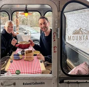 Stefanie Heinzmann und Nino Gadient beim Fondueessen in einer Gondel; Kulturplatz &ndash; Stefanie Heinzmann &ndash; H&ouml;henflug bei Art on Ice