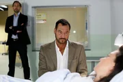 Richard (Silvan-Pierre Leirich, M.) verspricht Simone (Tatjana Clasing), die nach ihrem Schw&auml;cheanfall unter Aufsicht von Erik (Alexander W&uuml;st) im Krankenhaus liegt, sie nicht im Stich zu lassen.