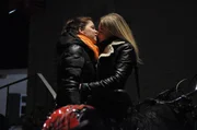 Kathi und Lisa k&uuml;ssen sich. Von links: Katharina Benninger (Carina Dengler) und Lisa (Teresa Klamert).