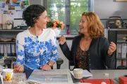 Sekret&auml;rin Stockl (Marisa Burger, l.) und Marie Hofer (Karin Thaler, r.) haben endlich ein weiteres L&ouml;sungswort im Kreuzwortr&auml;tsel gefunden.