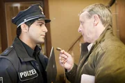 Tarik (Serhat Cokgezen, l.) findet die Art des Gerichtsvollziehers (Joachim Lautenbach, r.) nicht sehr h&ouml;flich.