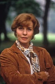 Karla Wilke (Senta Berger), die am liebsten ihrem Hobby Reiten nachgeht, geh&ouml;rt zu den Verd&auml;chtigen.