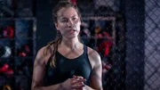 Die Kampfsportlerin Inga Sandmeier (Ella Morgen) zeigt sich unkooperativ bei der Befragung durch Pinar und Kris.