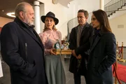 Da das Opfer kurz vor seinem Tod noch auf einer Charity-Veranstaltung in einen Streit verwickelt war, suchen Voss (Jan-Gregor Kremp, l.) und Annabell (Stephanie Stumph, r.) gemeinsam mit Dr. Leitner (Arnd Klawitter) die Veranstalterin des Events, Sophia Brandmaier (Sabine Bach-Frisch), auf.