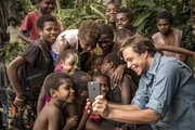 Tobi macht Selfies mit Kindern in einem Dorf auf Tanna, Vanuatu.