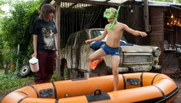 Arm, aber happy: Finns (Tilman D&ouml;bler) Zuhause ist ein Abenteuerspielplatz. Mutter Peggy (Anna Thalbach) mit dem Siebenj&auml;hrigen.