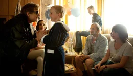 Zu Finns (Tilman D&ouml;bler, 3. v. li.) Geburtstag taucht Gangster-Oma Angelika (Katharina Thalbach, li.) auf. Peggy (Anna Thalbach, re.), Torben (Milan Peschel, 2. v. r.) und Angelique (Nellie Thalbach, 2. v. li.) staunen &uuml;ber ihre Dreistigkeit.