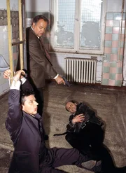 Kriminalkommissar Kehler (Wolfgang Bathke, steh.) gelingt es, M&ouml;ller (Dietmar M&ouml;ssmer, re.) zu &uuml;berw&auml;ltigen und dessen Geisel Trautmann (Christian Maria G&ouml;bel) zu befreien.