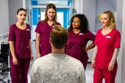 Zoe hat ihren ersten Tag in der Karlsklinik. Von links: Ava Edemir (Rona &Ouml;zkan), Betty Hertz (Henrike Hahn), Finn Eckart (Yannik Meyer), Zoe Breitner (Catherine Chikosi), Mia Kunze (Antonia D&ouml;ring)
