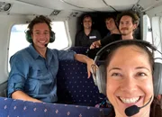 Checker Tobi (links) mit Vulkanforscherin Ulla, Regisseur Martin (hinten links), Kameramann Johannes und Tonmann Peter in einer kleinen Chessna auf dem Weg von Port Vila nach Tanna, Vanuatu.
