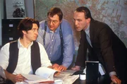 Im B&uuml;ro der Kommissare Richie Moser (Tobias Moretti, li.), Ernst Stockinger (Karl Markovics, re.) und Peter H&ouml;llerer (Wolf Bachofner, mi.) ist man sich nicht im klaren, ob der Tod des Herrn Wallner ein Unfall war.