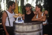 Der Bootsverleiher und Buffettinhaber Josef Hager (Gerhard R&uuml;hmkorf, li.) versorgt die Polizeibeamtin Elisabeth B&ouml;hm (Sabine Petzl) und Kommissar Richie Moser (Tobias Moretti, mi.) mit Proviant.