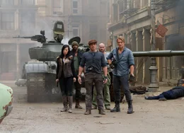 Maggie (Nan Yu), Hale Caesar (Terry Crews, 2. v. li.), Barney Ross (Sylvester Stallone), Toll Road (Randy Couture, 2. v. re.) und Gunner Jensen (Dolph Lundgren, re.) bringen die Kulissen zum Qualmen.
