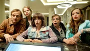Eine schrecklich nette Familie (v. r. n. l.): Angelique (Nellie Thalbach), Angelika (Katharina Thalbach), Peggy (Anna Thalbach), Michelle (Emma Bading) und Torben (Milan Peschel) sind auf der Suche nach Finn.