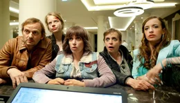 Eine schrecklich nette Familie (v. r. n. l.): Angelique (Nellie Thalbach), Angelika (Katharina Thalbach), Peggy (Anna Thalbach), Michelle (Emma Bading) und Torben (Milan Peschel) sind auf der Suche nach Finn.