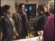 Im Kloster befragen Amanda (Victoria Rowell, l.) und Steve (Barry Van Dyke, 2.v.l.) Tatverd&auml;chtige.