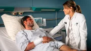 Dr. Jonas (Gerit Kling) ist erleichtert, dass Marcel Ernst (Deniz Arora) keine lebensbedrohlichen Verletzungen davongetragen hat.