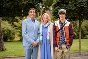 F&uuml;r Hajo Siewers (Bastian Pastewka. l.) geh&ouml;rt L&uuml;gen zum Alltag. F&uuml;r seine Frau Vera (Katrin Wichmann, M.) und seinen Sohn Marvin (Arthur Gropp, r.) ist das nicht immer einfach.
