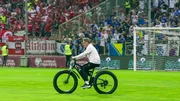 Teamchef Ralf Rangnick l&auml;sst es sich nicht nehmen, trotz k&ouml;rperlicher Beeintr&auml;chtigung, das Team zu f&uuml;hren und f&auml;hrt darum mit dem E-Bike durch das Stadion und das Trainingsgel&auml;nde. Es sind Momente, die zeigen, wie fokussiert, professionell und kreativ der Trainer auch unter widrigen Umst&auml;nden arbeitet.