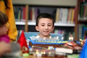 Bricks (Atticus Shaffer) neunter Geburtstag steht an, wozu das Geburtstagskind kurzerhand seine gesamte Schulklasse zu sich nach Hause einl&auml;dt ...