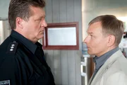 Hans' (Bruno F. Apitz, l.) interner Feind vom LKA, Rainer Voss (Christoph Michel, r.) ermittelt weiter gegen ihn. Hans' (Bruno F. Apitz, l.) interner Feind vom LKA, Rainer Voss (Christoph Michel, r.) ermittelt weiter gegen ihn.