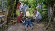 Lars P&ouml;hlmann (Dominic Boeer, r.), Stefanie Horn (Nicole Ernst, 2.v.l.) und Dr. Helene Sturbeck (Katharina Blaschke, l.) untersuchen die Leiche von Stefan Knauser (Sebastian K&ouml;nig, M.).
