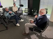 Bernd Schmelzer (links) und Rudi V&ouml;ller (rechts) bei den Dreharbeiten.