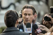 Vor den Reportern beteuert B&uuml;rgermeister Hamilton (Steven Weber) seine Unschuld, obwohl er eigentlich keine wei&szlig;e Weste hat ...