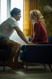Timo (Lasse Myhr) m&ouml;chte Jule (Marleen Lohse) &uuml;berreden, ein neues Leben mit ihm zu beginnen.