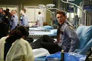 Gerade als eine Schülergruppe die Notaufnahme besichtigt, werden mehrere schwer verletzte Polizisten eingeliefert. Sie sind bei einem Bankraub angeschossen worden. Callie (Sara Ramirez, l.) kümmert sich um Dan (Kevin Alejandro, r.) ... Gerade als eine Schülergruppe die Notaufnahme besichtigt, werden mehrere schwer verletzte Polizisten eingeliefert. Sie sind bei einem Bankraub angeschossen worden. Callie (Sara Ramirez, l.) kümmert sich um Dan (Kevin Alejandro, r.) ...