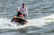 ARD WAPO BERLIN, FOLGE 19, "Die 23 mit Koriander". Auf einem Jetski verfolgt Fahri Celik (Hassan Akkouch) einen fl&uuml;chtigen Kurierfahrer auf der Havel.