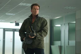 Trench (Arnold Schwarzenegger)  Die Verwendung des sendungsbezogenen Materials ist nur mit dem Hinweis und Verlinkung auf RTL+ gestattet.