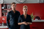 Kirsten (Pina K&uuml;hr) und Alexander Ludwig (Holger Stockhaus) haben von Vera Siewers' Unfalltod, der Ehefrau ihres Mitarbeiters Hajo, erfahren.