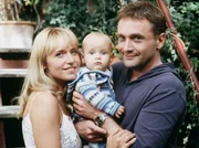 Antonia Sandmann (Anica Dobra) engagiert ihren Nachbarn Leo Fink (Bernhard Schir) als Babysitter f&uuml;r ihren kleinen Felix (Maximilian und Matthias B&auml;umler).