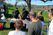 Bei den Outdoor-Koch-Events auf der Streuobstwiese von Tim Santo und Jochen Maurer aus Kippenheim wird im und &uuml;ber dem Lagerfeuer gegrillt.