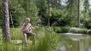 Wirt Karl Buchegger beim Fischen.