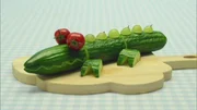 Aus einer Salatgurke wird ein lustiges Tier.