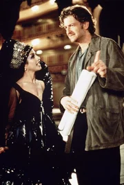 Die Schauspielerin Bille (Barbara Philipp) hofft vergebens auf ein Rendezvous mit dem charmanten B&uuml;hnenbildner Leo (Dominic Raacke), denn er tr&auml;umt von seiner sch&uuml;chternen Nachbarin Judith.