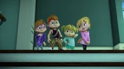 Alvin (2.v.l.) besch&uuml;tzt in seinem Traum als Held auch die Chipettes vor den Zombies. Jeanette, Eleanor und Brittany himmeln ihren Retter an.