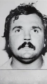 Fred Waterfield half seinem Cousin David Gore bei den Morden und Vergewaltigungen und verbüßt dafür zweimal lebenslange Haft. Fred Waterfield half seinem Cousin David Gore bei den Morden und Vergewaltigungen und verbüßt dafür zweimal lebenslange Haft.