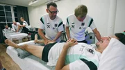 In der 2. Folge gibt es exklusive Einblicke in die Arbeit der Sportwissenschaftler und Reha-Coaches, die oft unsichtbaren Helden des Teams. Sie sorgen daf&uuml;r, dass die Spieler nicht nur fit bleiben, sondern k&ouml;rperlich wie mental optimal vorbereitet in die entscheidenden Spiele gehen.