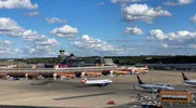 Der City-Airport TXL war ein Wunder, weil er funktionierte, obwohl er l&auml;ngst an seinen Grenzen gesto&szlig;en war. Hier wurden Staatsg&auml;ste, Weltmeister und Rockstars empfangen, pendelten Gesch&auml;ftsleute und starteten Urlauber. Der Film zeigt die erstaunliche Geschichte des Flughafens und feiert seine Architektur. - Blick auf den Flughafen Tegel vom Dach des Hangars aus.