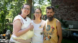 Vater bekannt &ndash; ein Samenspender und seine 30 Kinder Gerrit mit Katrin und Sarah, den M&uuml;ttern von Otis (28. Kind).