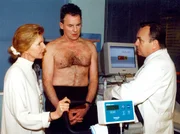 Der Vater von Dr. Kathrin Globisch (Juergen Reuter, Mitte) glaubt, dass er Herzprobleme hat, doch Prof. Simoni (Dieter Bellmann, rechts) und Oberschwester Ingrid (Jutta Kammann) k&ouml;nnen nichts feststellen und stehen vor einem R&auml;tsel.