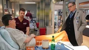 Die Diagnose ist noch unklar: Luke Mitchell als Dr. Mitch Ripley, Oliver Platt als Dr. Daniel Charles; Chicago Med Staffel 10 Folge 20. Die Diagnose ist noch unklar: Luke Mitchell als Dr. Mitch Ripley, Oliver Platt als Dr. Daniel Charles; Chicago Med Staffel 10 Folge 20.