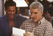 Der gutm&uuml;tige C. D. Bales (Steve Martin, r.) schreibt im Namen des attraktiven, aber etwas minderbemittelten Chris (Rick Rossovich, l.) gl&uuml;hende Liebesbriefe an Roxanne ...