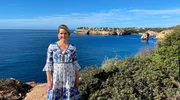 Moderatorin Judith Rakers ist unterwegs an Mallorcas Küste. Mallorca, die Traum-Urlaubsinsel mit einzigartiger Mischung aus Natur, Kultur, Gastronomie und Unterhaltung. Doch die Insel stößt seit Jahren an ihre Grenzen, sie will und muss sich verändern, um ihre Schönheit für Einheimische und Touristen zu bewahren. Moderatorin Judith Rakers ist unterwegs an Mallorcas Küste. Mallorca, die Traum-Urlaubsinsel mit einzigartiger Mischung aus Natur, Kultur, Gastronomie und Unterhaltung. Doch die Insel stößt seit Jahren an ihre Grenzen, sie will und muss sich verändern, um ihre Schönheit für Einheimische und Touristen zu bewahren.