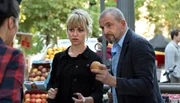 Der Volkshochschul-Lehrer Alexander (Dominique Horwitz) und eine Sch&uuml;lerin Miriam (Lisa Wagner) gehen gemeinsam auf dem Markt einkaufen.
