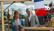 Praxistest: Barbara (Ulrike Krumbiegel) und Richard (Michael Wittenborn) versuchen f&uuml;r ein geplantes Picknick, auf dem Markt die Ware in franz&ouml;sisch einzukaufen.