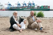 Sorel sen (Mario Adorf, links) und sein Sohn Dr. Magnus Sorel (Axel Milberg, rechts) haben ein vertrauliches Gespr&auml;ch am Elbstrand.